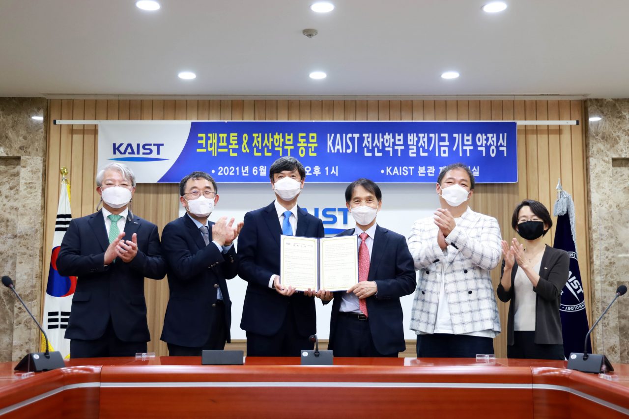 크래프톤-KAIST 기부 약정식 - 왼쪽부터 신승우 크래프톤 구성원, 류석영 KAIST 전산학부장, 장병규 크래프톤 의장, 이광형 KAIST 총장, 이상엽 KAIST 연구부총장, 이승섭 KAIST 교학부총장