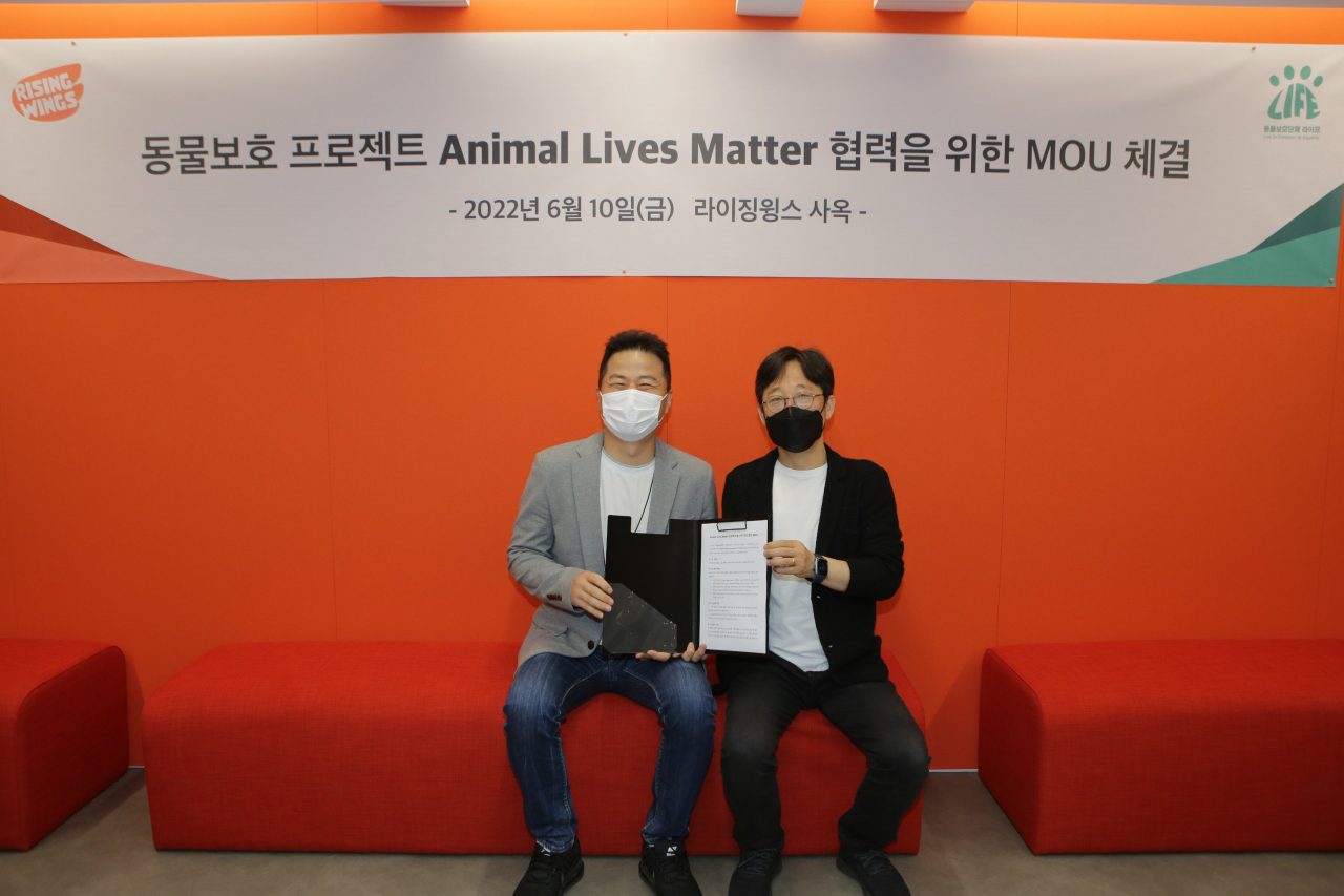 강문철 라이징윙스 부사장(왼쪽)과 심인섭 라이프 대표(오른쪽)가 10일 서울 강남구 라이징윙스 사옥에서 진행된 협약식에서 기념 사진을 촬영하고 있다